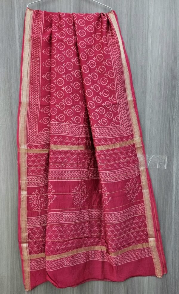 Pink flower pattern maheswari silk saree with zari border