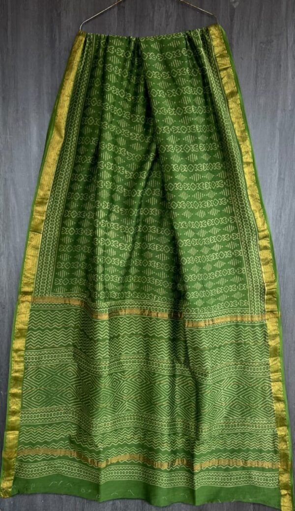 Green flower pattern maheswari silk saree with zari border