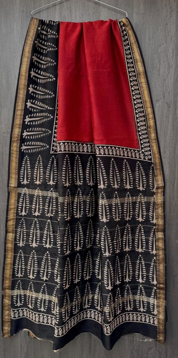 Red and black flower pattern maheswari silk saree with zari border