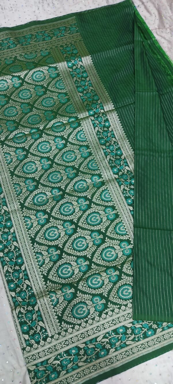 Deep green flower pattern banarasi silk saree with zari work - Image 7