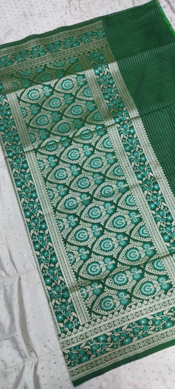Deep green flower pattern banarasi silk saree with zari work - Image 9