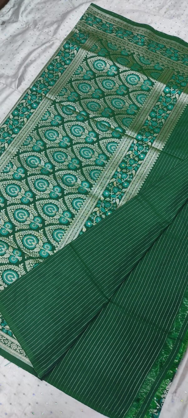 Deep green flower pattern banarasi silk saree with zari work - Image 11