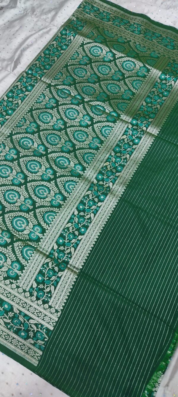 Deep green flower pattern banarasi silk saree with zari work - Image 10