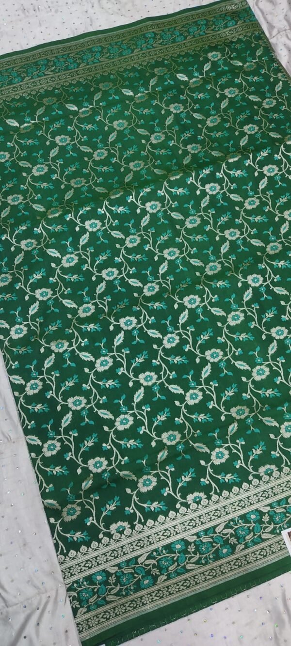 Deep green flower pattern banarasi silk saree with zari work - Image 2