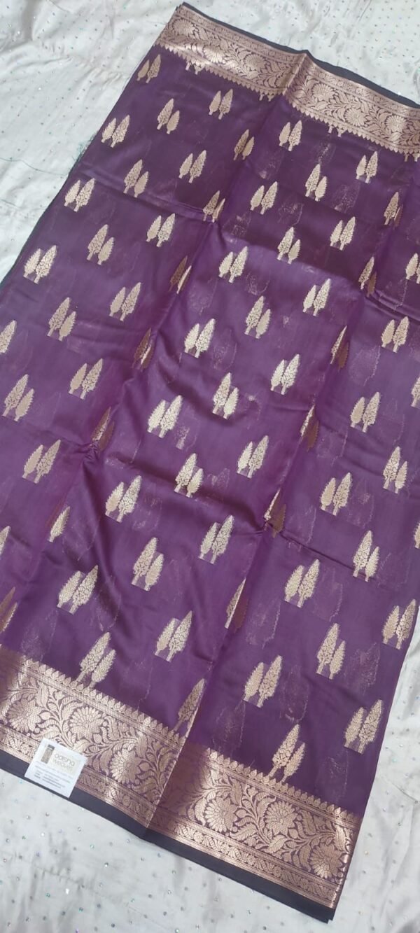 Magenta leaf pattern banarasi silk saree with zari work - Image 3