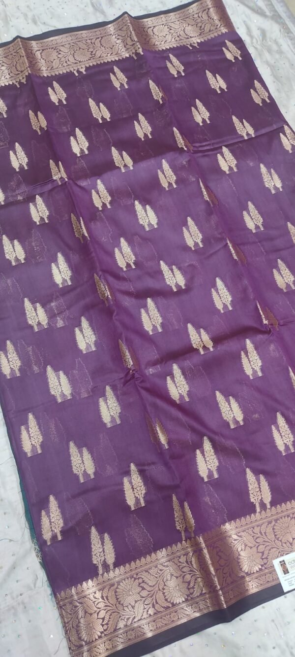 Magenta leaf pattern banarasi silk saree with zari work - Image 2