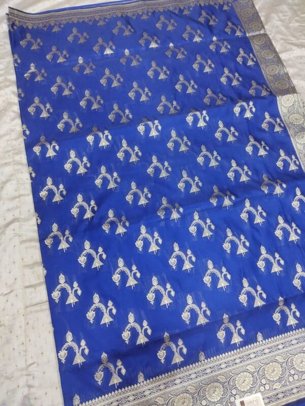Blue flower pattern banarasi silk saree with zari work - Image 4