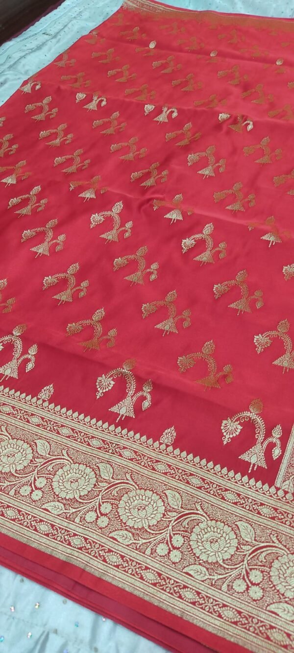 Red flower pattern banarasi silk saree with zari work - Image 3